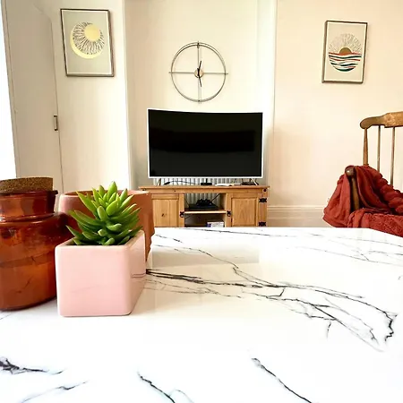 Charming 3-bed Coastal Retreat