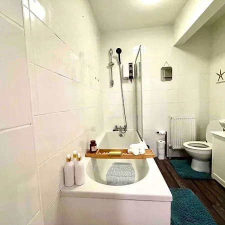 Charming 3-bed Coastal Retreat *